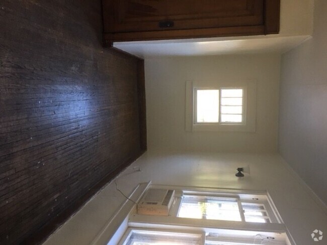 Building Photo - 1 bed/1 bath APT just south of downtown
