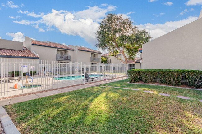 Photo - 220 N 22nd Pl