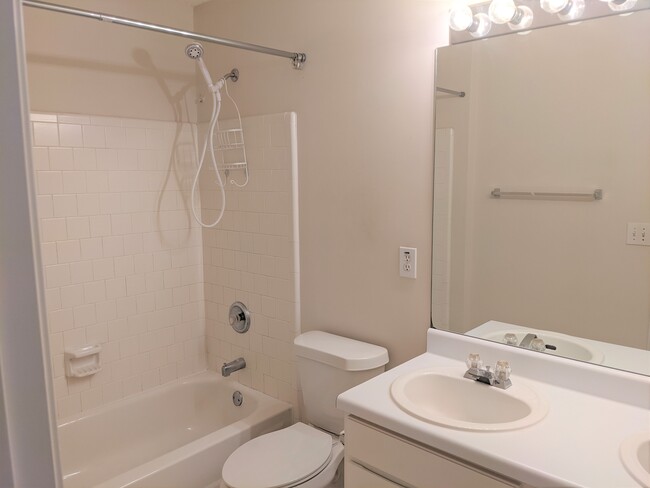 Guest bath with dual sinks too - 468 Bottesford Dr NW Casa