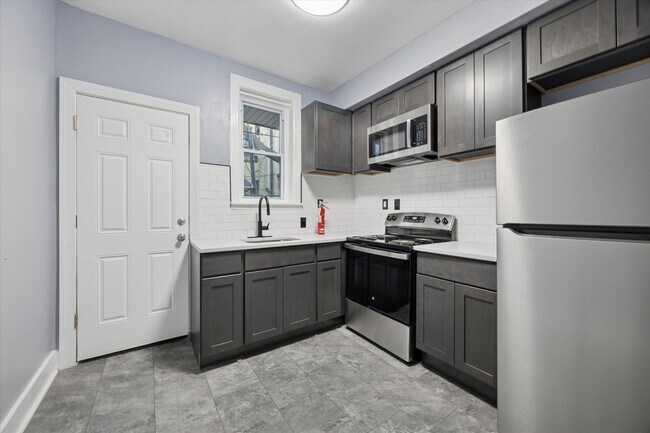 Building Photo - 4 Bedroom House North Philly- Will accept ...