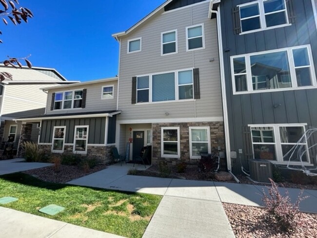 Building Photo - 3 BEDROOM TOWNHOME LOCATED in the The Town...