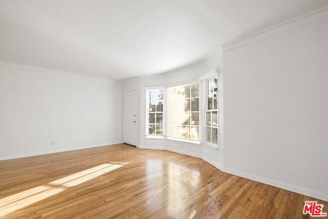 Building Photo - 5324 Vantage Ave Unit 4