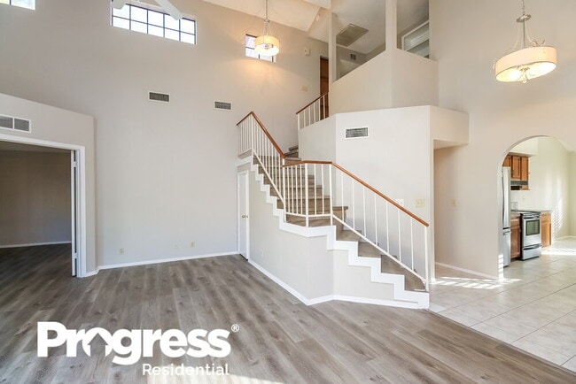 Photo - 1041 E Sunburst Ln