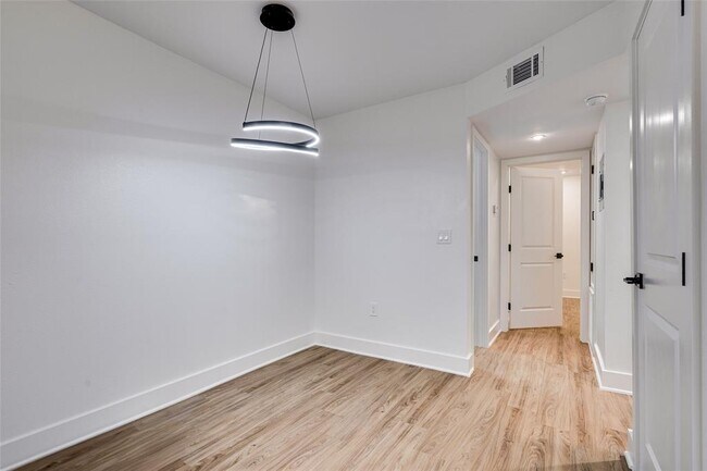 Photo - 704 W 21st St Unit 303