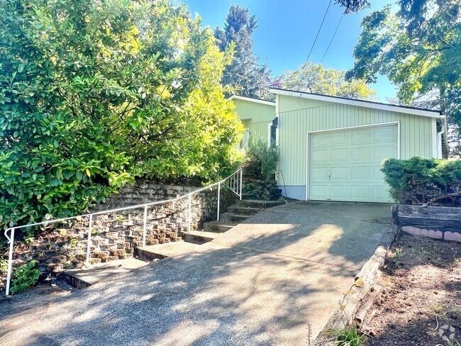 Building Photo - South Tabor Neighborhood Home with Spaciou...
