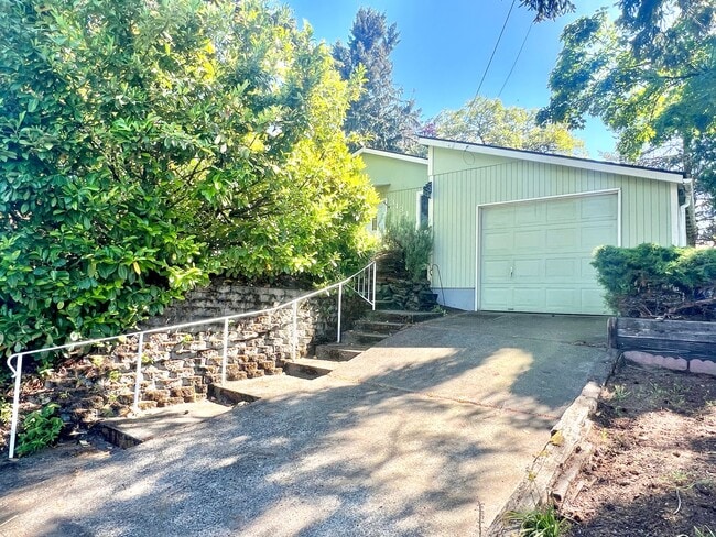 Building Photo - South Tabor Neighborhood Home with Spaciou...