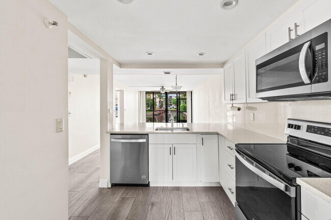 Photo - 17 Royal Palm Way Unidad 103