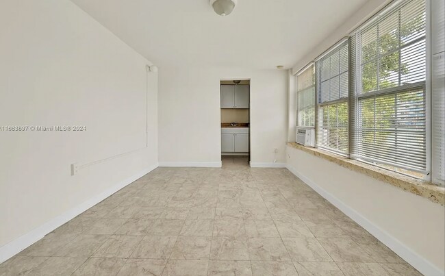 Photo - 7885 Crespi Blvd