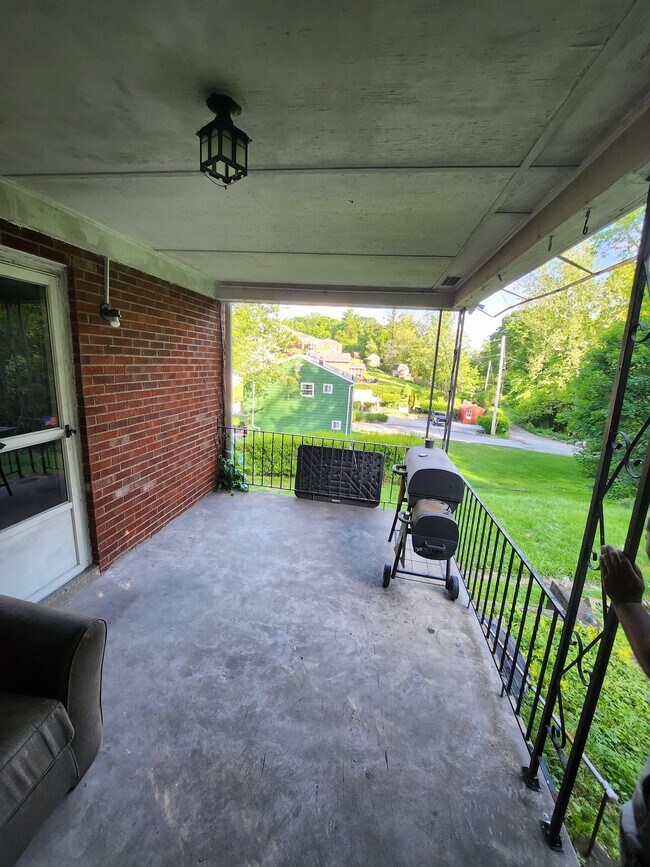 Photo - 860 Joan Dr