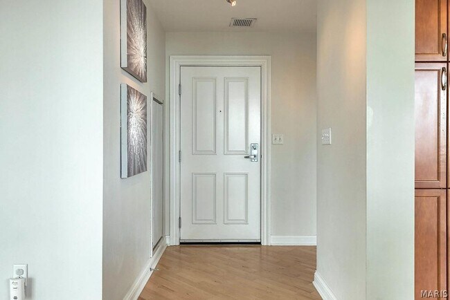 Photo - 4909 Laclede Ave Unit 1204
