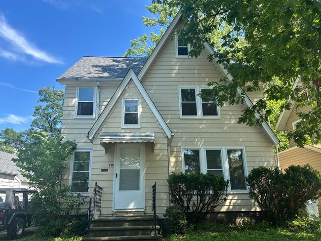 Beautifully Renovated 4-Bedroom Home in Cl... - Beautifully Renovated 4-Bedroom Home in Cl...