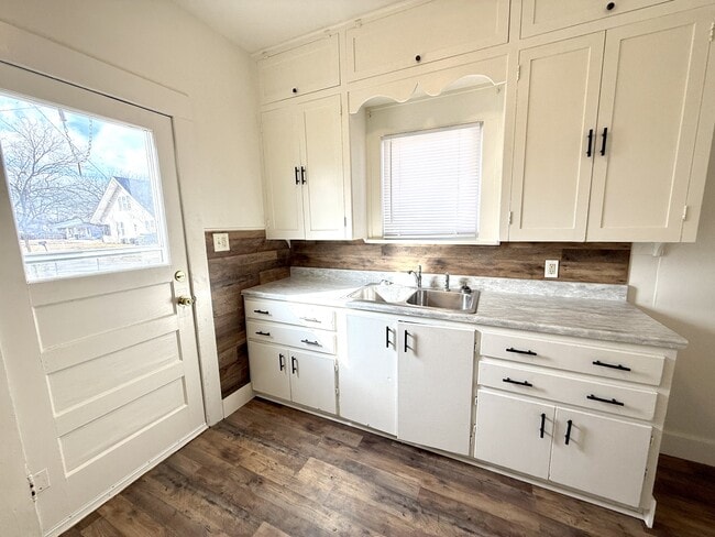 Photo - 518 3rd Ave NW