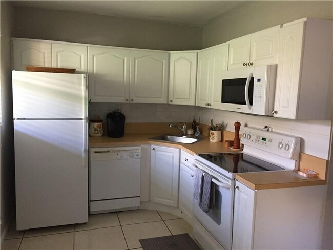 Building Photo - 2741 NE 8th Ave Unit 14 Rental