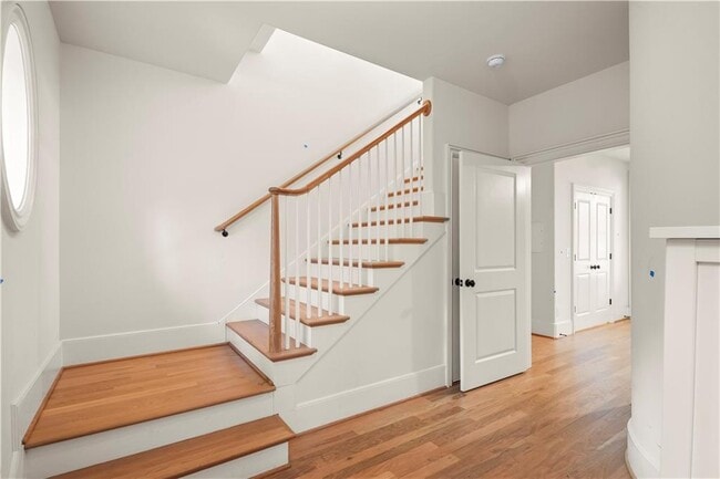 Photo - 689 Fraser St SE