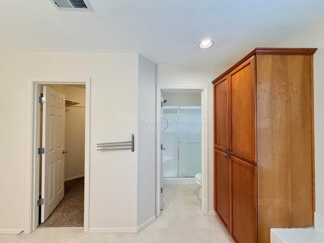 Photo - 958 SE Roundelay St