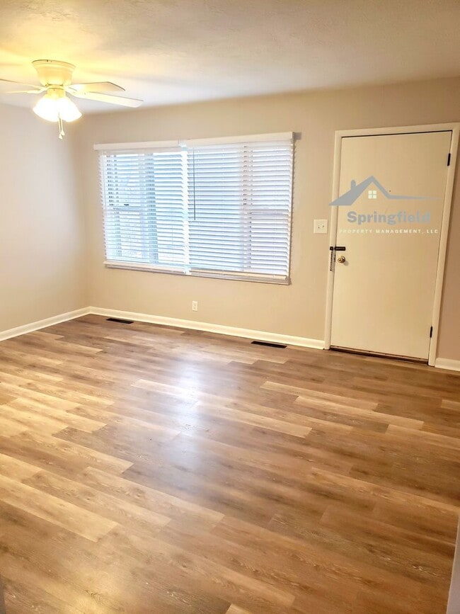 Building Photo - Cute Bunglo Style, 2 Bed Rooms, 1 Bath, 1 Car Garage w/ Opener