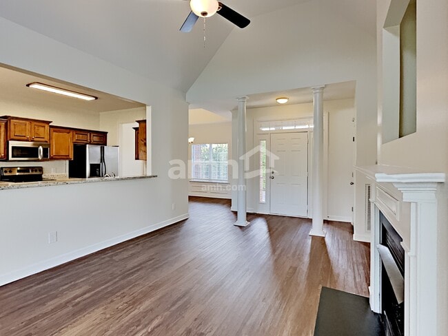 Photo - 563 Summit Way