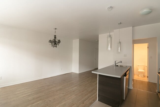 Photo - 809 Av. Bloomfield Unit 203