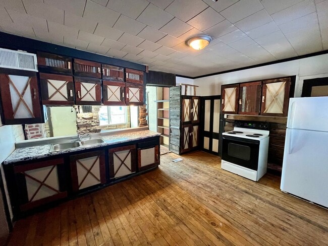 Building Photo - 602 N Genesee St Unit Lower