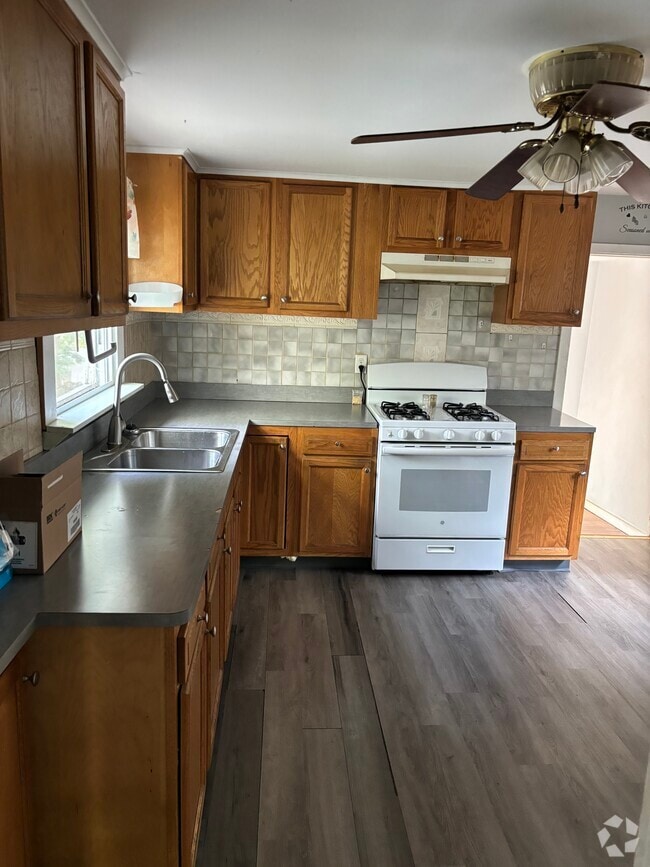 Building Photo - 147 W Parker St Rental