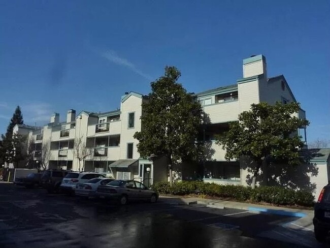 Building Photo - Fabulous Updated and Spacious 2 bd 2 bath Condo in superb area in Concord! Unit 104