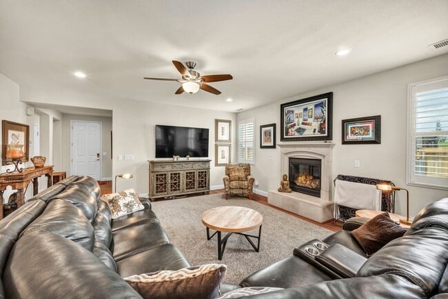 Photo - FULLY FURNISHED home with all utilities included and flexible lease options available.