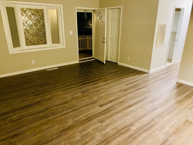 Photo - 4052 Ural Ave