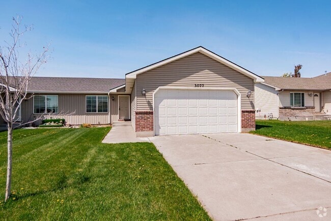 Building Photo - Charming 3-Bedroom Home with Garage on a S...