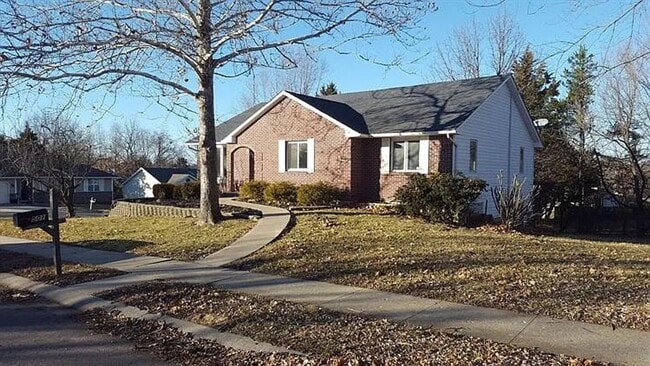 Building Photo - 4 bed/ 2.5 baths Single Family Home