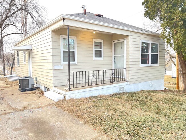 Building Photo - Nicely updated 3 bedrooms 1 bathroom with ... Rental