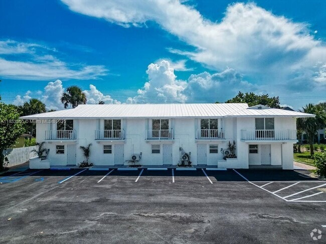 Building Photo - 2305 Tamarind Dr Unit 1 Rental