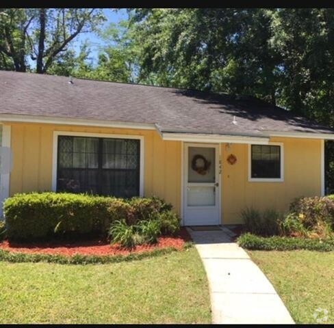 Building Photo - Sublease, Cul-de-sac townhome with nice sc...