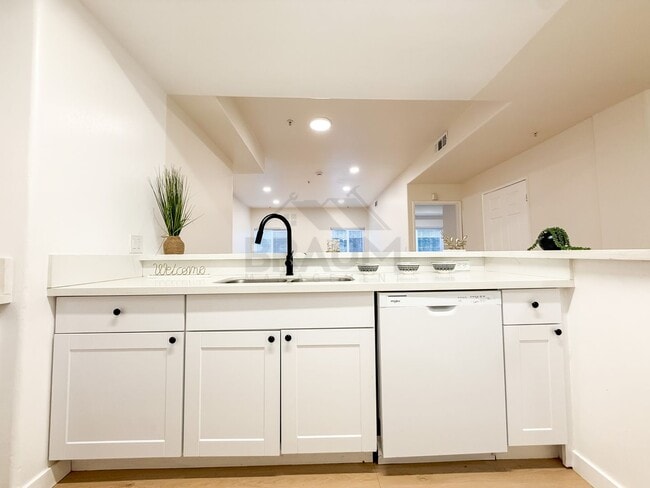 11035 Moorpark St Unit 102