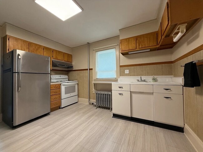 Photo - 88 Seneca Ave Unit 2nd Floor Private Home