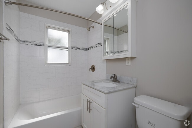 1BR, 1BA - 700SF - Bathroom