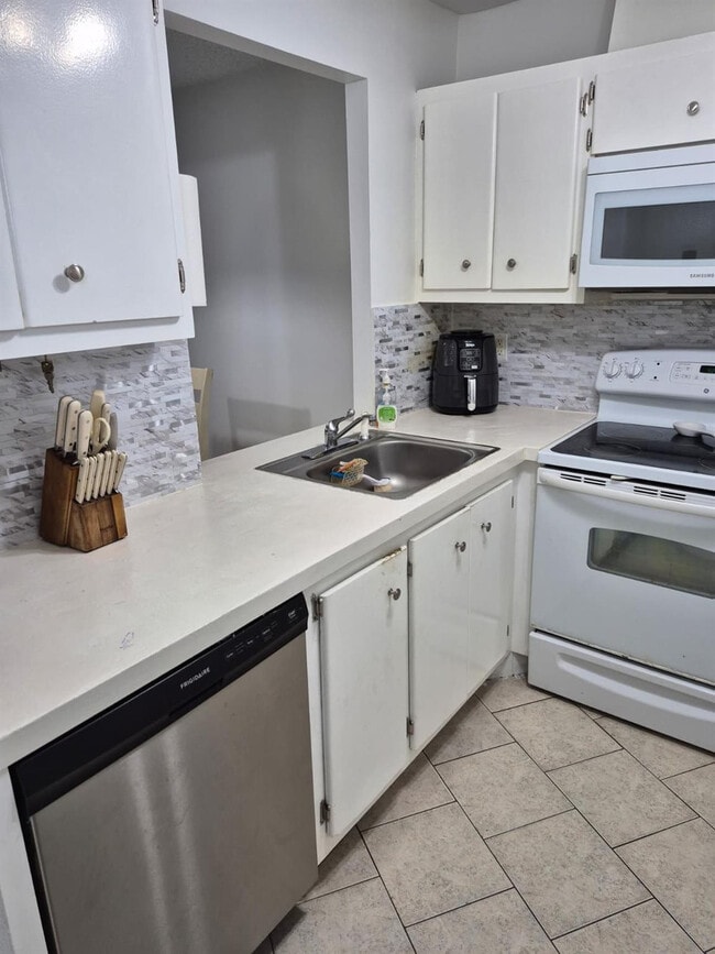 Photo - 560 SE 2nd Ave Unit H2