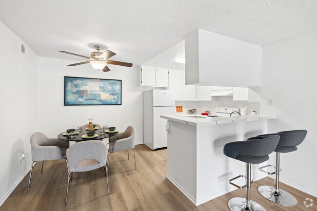 1BR, 1BA - 705SF - Dining Room