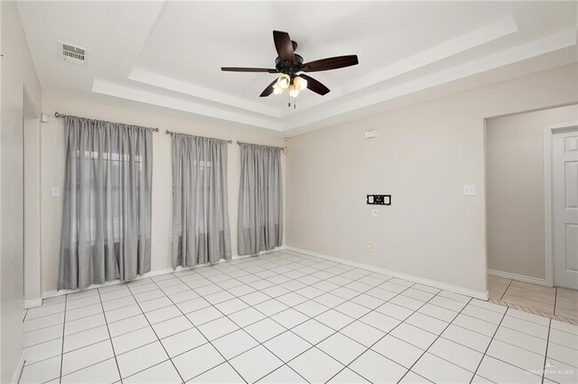 Photo - 13 Umbrellabird Ave