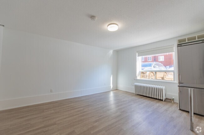 BACHELOR - 352SF - Living Room - 2367 QUEEN ST E