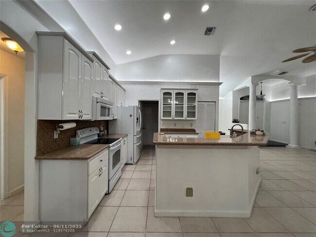Photo - 7400 SW 37 Ct Casa