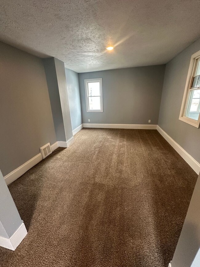 Photo - 4 Bed / 2 Bath Sunroom, Updated Kitchen & Spacious Layout!