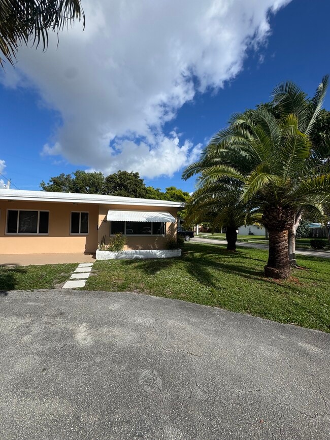 Parte frontal de la unidad - 2585 NE 11th Ct Unidad East