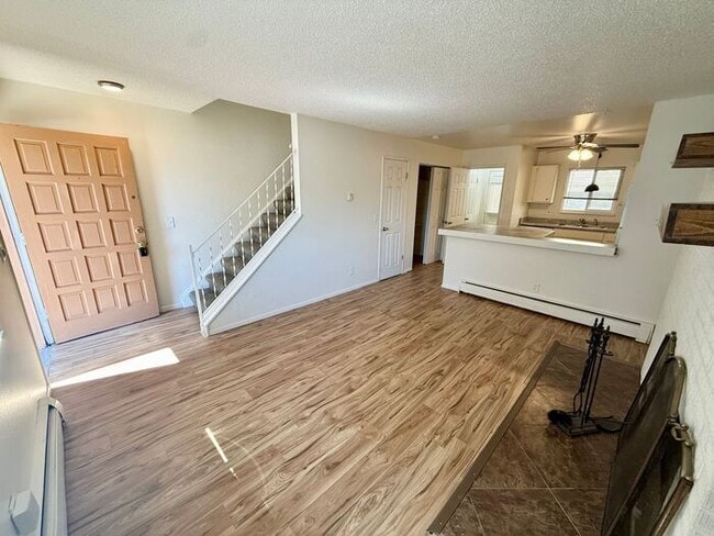 Building Photo - Beautiful 2 Bedroom Town Home!