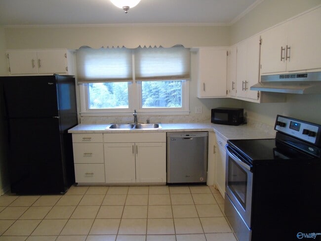 Photo - 704 Graycroft Dr SW