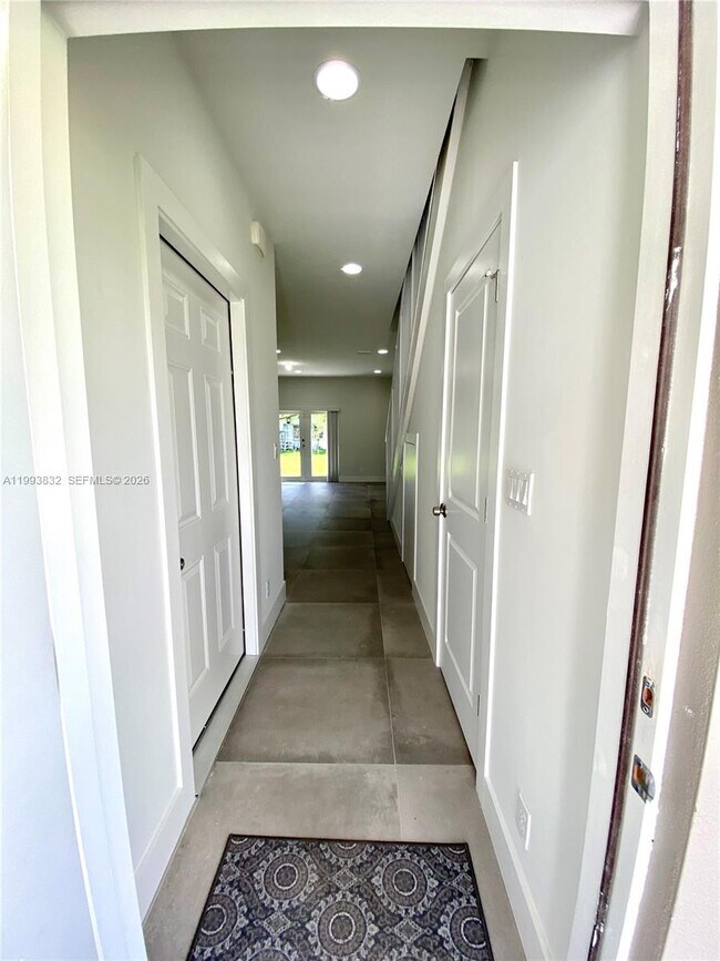 Photo - 5860 Lincoln St