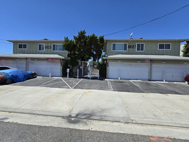 Building Photo - 6823 Hayvenhurst Ave Unit 6827#5 Rental