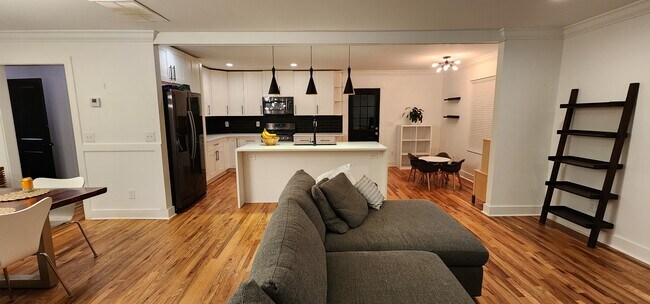 Photo - 381 Eleanor St SE