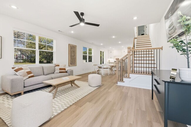 Building Photo - 1324 Van Buren Ave Unit ID1338734P