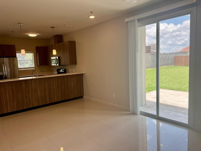 Photo - 1021 E la Cantera Ave