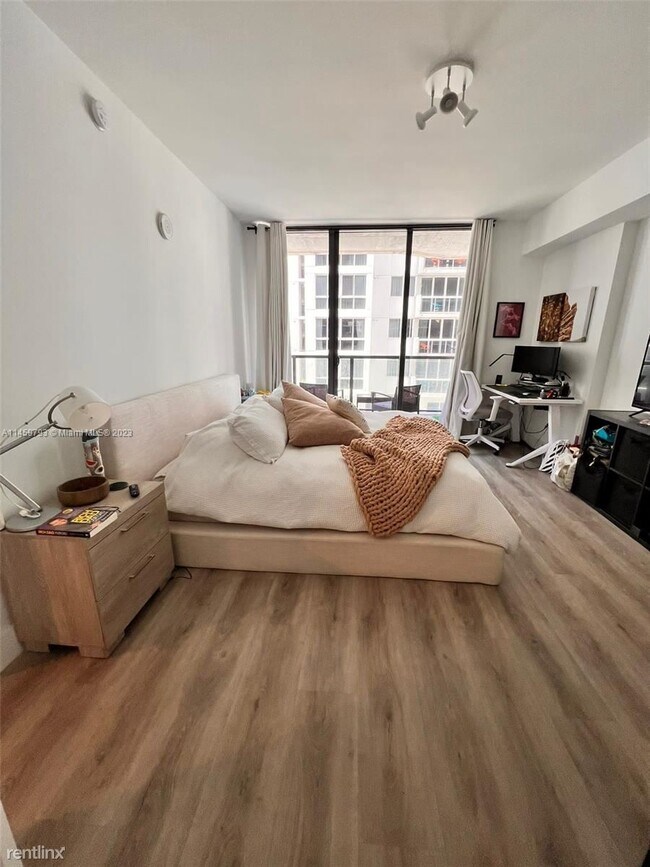 Photo - 1 br, 1 bath Condo - 201 SW 17th Rd Unit 404 Unit 404